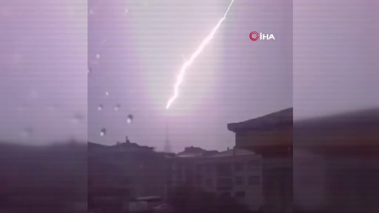 Çamlıca Kulesi'ne Yıldırım Düşme Anı Kamerada
