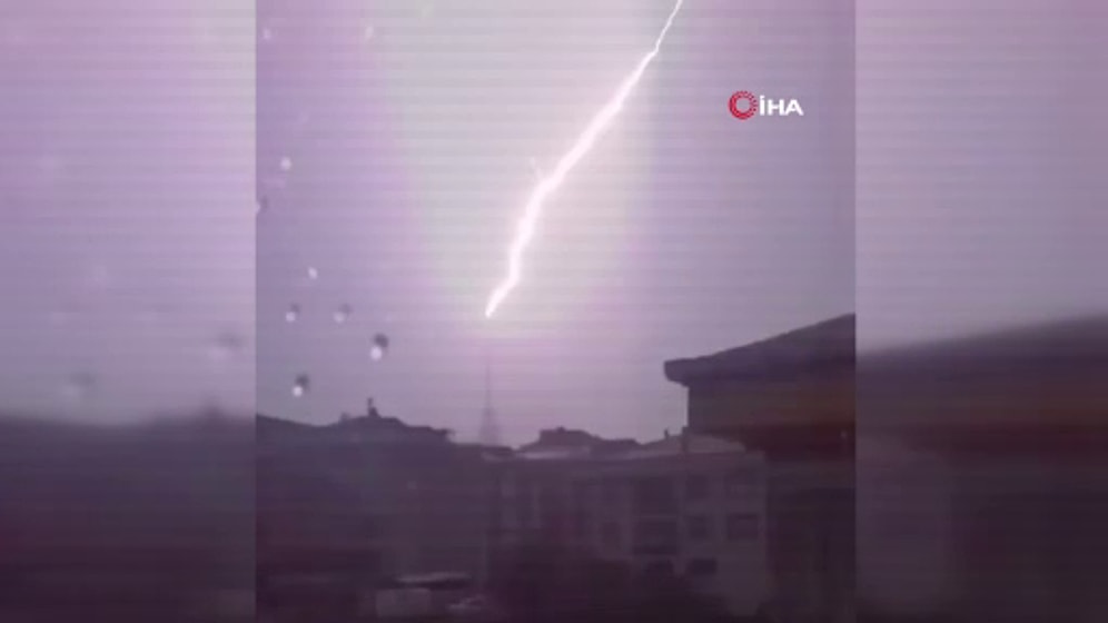 Çamlıca Kulesi'ne Yıldırım Düşme Anı Kamerada