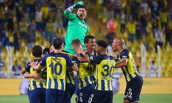 Trabzonspor'un şampiyonluğunun ardından lig arasında transfer haberlerini sıkça duyduğumuz takımlardan bir tanesi de Fenerbahçe oldu.