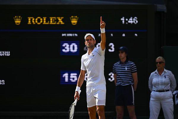Novak Djokovic, Nick Kyrgios’u 4-6, 6-3, 6-4 ve 7-6’lık setlerle 3-1 mağlup ederek Wimbledon tek erkeklerde şampiyon oldu.