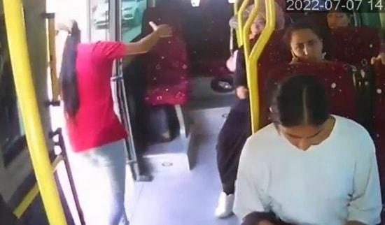 Açık Kalan Kapı Sonu Oldu: Seyir Halindeki Minibüsten Düştü