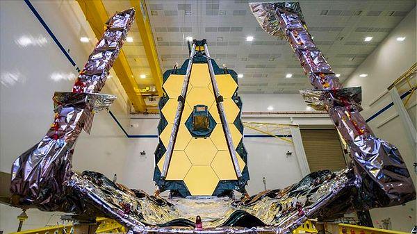 ABD Ulusal Havacılık ve Uzay Dairesi NASA geçtiğimiz sene 25 Aralık tarihinde şimdiye kadar yapılmış en güçlü teleskobu olan James Webb'i dünya çapında milyonlarca heyecanlı izleyici eşliğinde uzay yolculuğuna göndermişti.