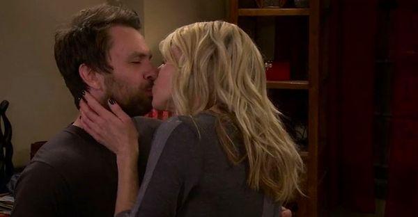14. It's Always Sunny in Philadelphia'da Dee ve Charlie'nin öpüştüğü sahne.