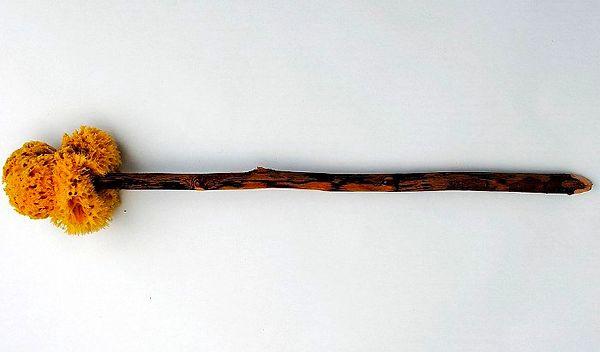 Eski Romalılar 'xylospongium' adında ucunda sünger bulunan bir çubuk kullandılar.