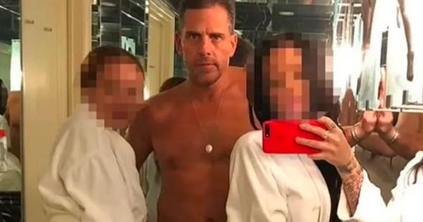 iPhone'da bulunan iCloud'un hacklenmesi ile fotoğraflarının ifşa olduğu Hunter Biden'ın uyuşturucu partisi yaptığı ve pedofili olduğu iddia edilmişti.