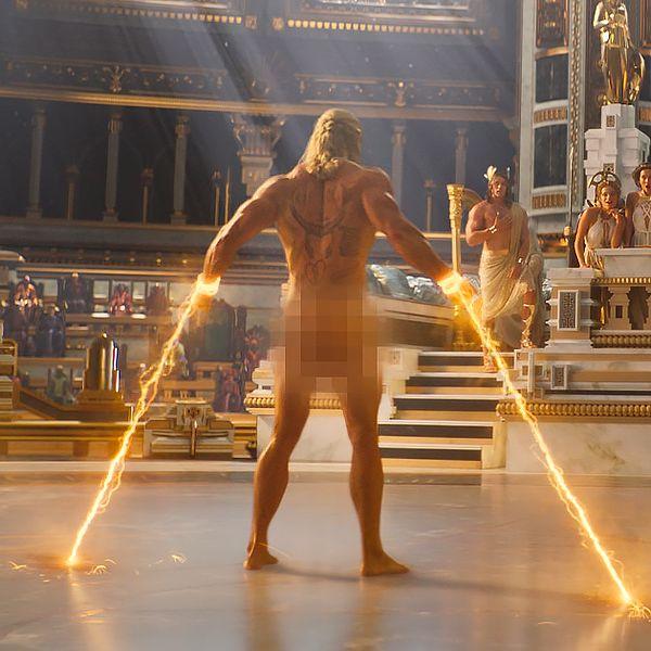 2. Thor Love and Thunder fragmanında Thor'un pelerini kaybettiği sahne filmde sansürsüz bir şekilde yer alacak.