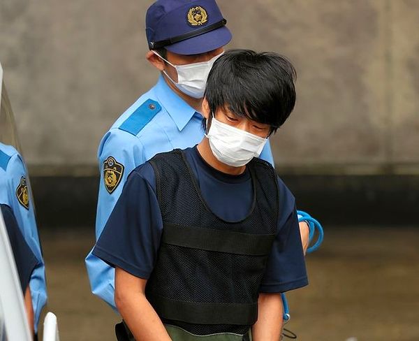 Suikastı düzenleyen kişinin 41 yaşındaki Tetsuya Yamagami olduğu ve annesinin Japonya'daki en büyük kiliselerden olan Moon Birleşme Kilisesi'nin eski bir üyesi olduğu ortaya çıktı.