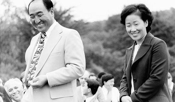 Sun Myung Moon, 1960 yılında Hak Ja Han ile evlendikten sonra eşini kilisenin "gerçek annesi", kendisini ise "gerçek babası" olarak açıkladı. 2012 yılında ise vefat etti.