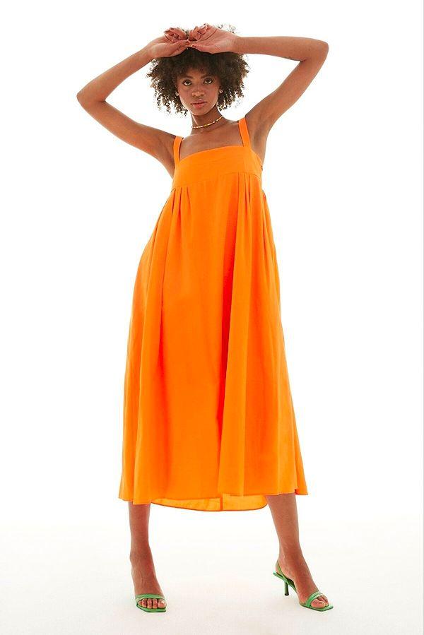 15. Dişi enerjiyi artıran renklerden biri turuncu. Ve bu elbise, üzerinde turuncu taşımak isteyenler için harika bir seçenek.