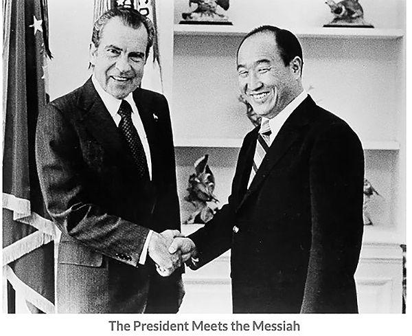 1961 yılında Kore'de iktidara geçen anti-komünist ve diktatör başkan Park Chung-Hee'nin sağ kolu oldu. ABD'de ise önce Başkanı Eisenhower ve sonra Nixon ile görüştü.
