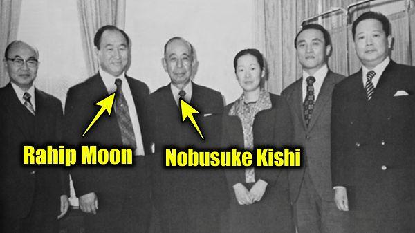 Shinzo Abe'nin kendisi gibi eski başbakan olan büyükbabası Nobusuke Kishi yıllar önce Moon ile tanışmış, tarikat ile bağlantılı bir organizasyon kurmuştu.