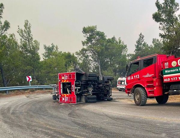 Yangını söndürmeye giden bir itfaiye aracı devrildi