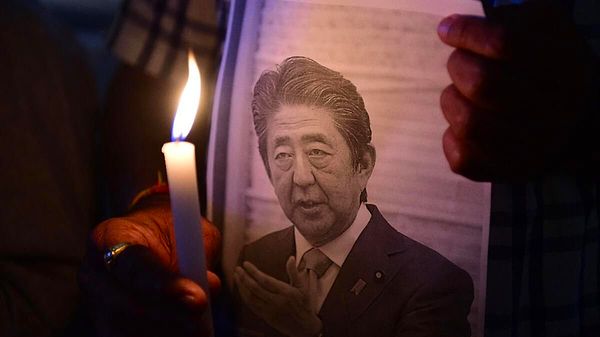 Yani Shinzo Abe'nin büyükbabasının geçmişte Moon tarikatı ile yaptığı anlaşmalar, yıllar sonra torununun el yapımı bir silahla suikasta kurban gitmesiyle sona erdi...