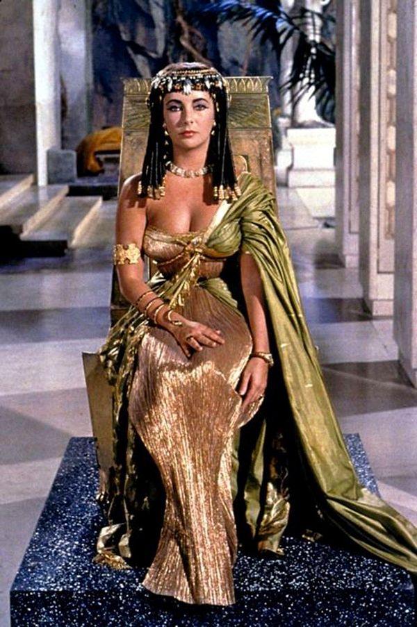 XIII. Ptolemy ve danışmanları, eş hükümdar ilan edildikten kısa bir süre sonra, Kleopatra'yı denklemden çıkarmaya çalıştı ve MÖ 49'da Suriye'ye kaçmasına neden oldu.