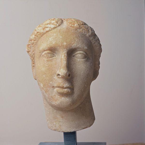 MÖ 70 veya 69'da doğan Kleopatra, Büyük İskender'in generali ve Mısır'ın I. Ptolemaik saltanatının kurucusu olan Ptolemy Soter'in soyundandır.