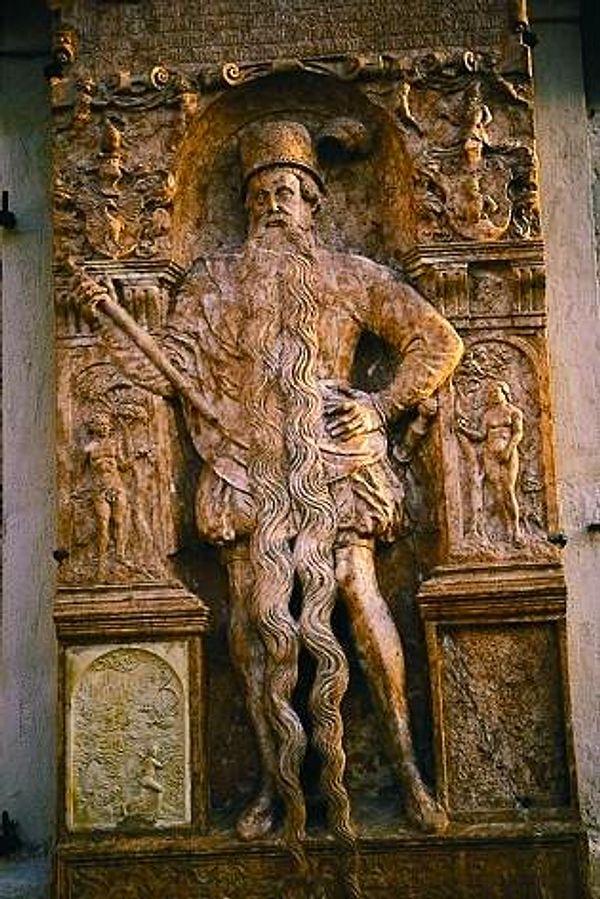 O yangında kalarak hayatını kaybeden Hans için St. Stephen kilisesinin önüne bir heykelini yaptılar.
