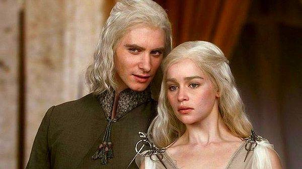 Game of Thrones'taki hanedanlardan biri de Targaryen hanedanıydı biliyorsunuz ki. Meşhur Khalesi'nin de mensubu olduğu bu aile şimdi bir spin-off dizi ile geri dönüyor: House Of The Dragon.