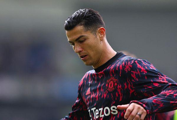 4. Adı açıklanmayan bir Suudi Arabistan kulübü, Cristiano Ronaldo'ya 2 yıl için 250 milyon Euro ödemeye hazır. Ayrıca  Manchester United'a da 30 milyon Euro bonservis teklif edecek. (TVI News)