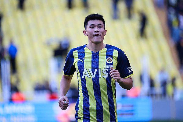 11. Kim Min-Jae, Fenerbahçe'nin dün gerçekleştirdiği antrenmana katılmadı. Napoli ve Rennes'in kıskacındaki 25 yaşındaki stoperin, transfer görüşmesi yapmak için idmanda yer almadığı iddia edildi.