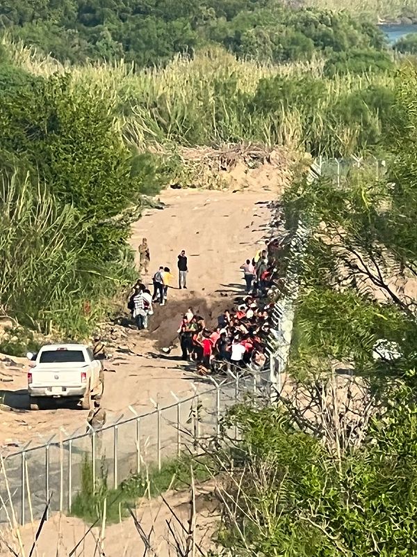 Fox News muhabiri Bill Melugin tarafından paylaşılan görüntülerde, yüzlerce mülteci nehri geçtikten sonra Teksas'ın bir ilçesi olan Eagle Pass'e varıyorlar.