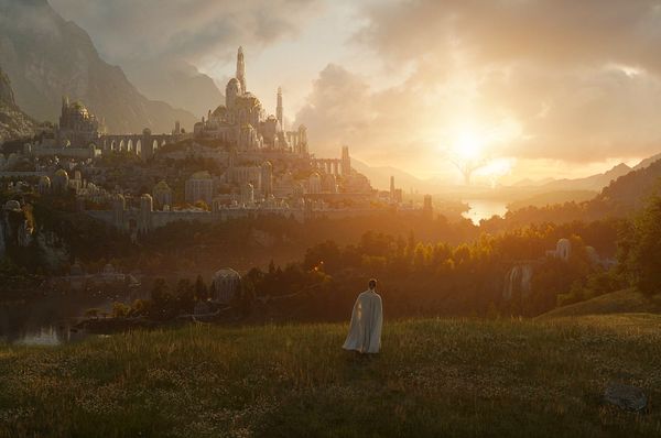Heyecanla beklenen dizinin adı, geçtiğimiz aylarda "The Lord of the Rings: The Rings of Power" (Yüzüklerin Efendisi: Güç Yüzükleri) olarak açıklanmıştı.