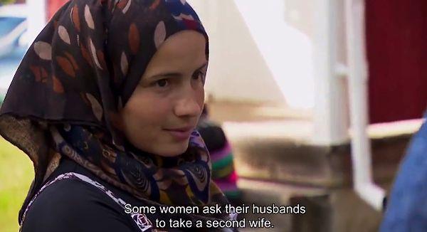 Videonun devamında İsveçli adam, Suriyeli adamın ilk eşine ‘İkinci eş konusunda fikrini söyleyebildin mi? İstiyorum ya da istemiyorum diyebildin mi?’ diye soruyor.