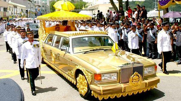 Kaynaklar, Brunei Sultanı'nın 7 bin adet lüks arabası olduğunu söylüyor.