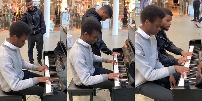 Sokakta Piyano Çalan Gence Eşlik Ederek Dünyayı Bir Dakikalığına Güzelleştiren Piyanist