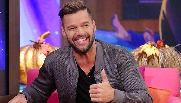 Dünyaca ünlü Porto Rikolu şarkıcı Ricky Martin'i biliyorsunuz; 2010 yılında tüm dünyaya eşcinsel olduğunu açıklamış ve cinsel tercihiyle ilgili olarak yıllardır süren spekülasyonlara son vermişti.