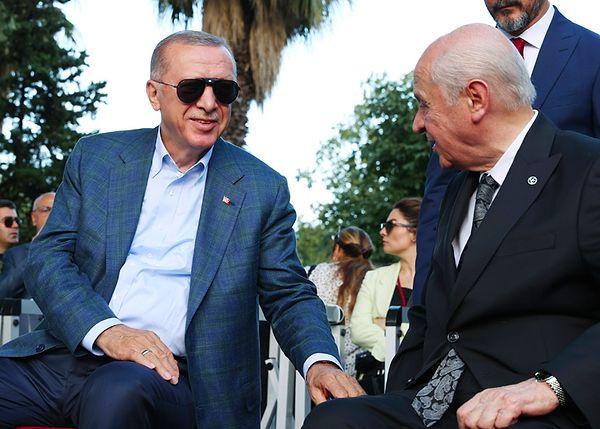 Düne dair dikkat çeken bir şey daha oldu; Erdoğan'ın taktığı güneş gözlüğü.