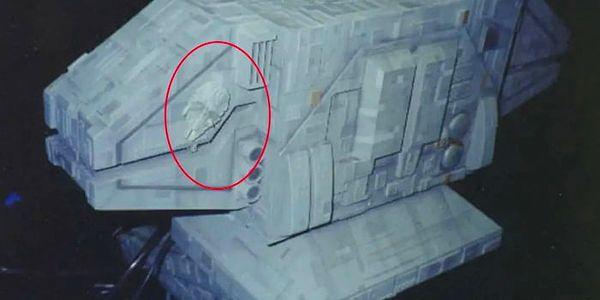 6. 1997 yapımı Starship Troopers filminde Star Wars serisindeki Millennium Falcon'u gemilerden birine bağlı olarak görüyoruz. Her iki filmin de görsel efekt ekibinde Phil Tippett yer alıyor.