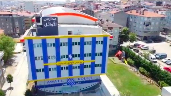 Awael Koleji isimli okulda bulunan Arapça tabelalar ve YouTube'da paylaşılan Arapça tanıtım videoları Türk kullanıcıların önüne düşmeye başlamasıyla tepki çekti. Konu ile ilgili henüz resmi bir açıklama yapılmadı.