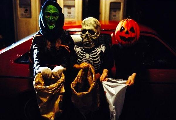 10. 2018 yapımı Halloween filminde, 1982 yapımı Halloween III: Season of the Witch filminde gördüğümüz Silver Shamrock maskelerini takan üç çocuk yer alıyor.