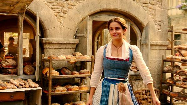 12. Beauty and the Beast filminde Belle, Villeneuve kasabasında yaşıyor. Bu isim, orijinal peri masalını yazan Gabrielle-Suzanne Barbot de Villeneuve'ye referansta bulunuyor.