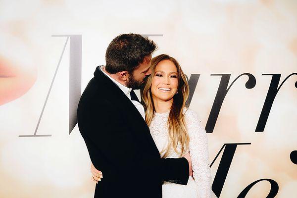 "Olur" diyen Jennifer Lopez ve Ben Affleck, Cumartesi gecesi geç saatlerde Las Vegas'taki bir şapelde evlendiler.