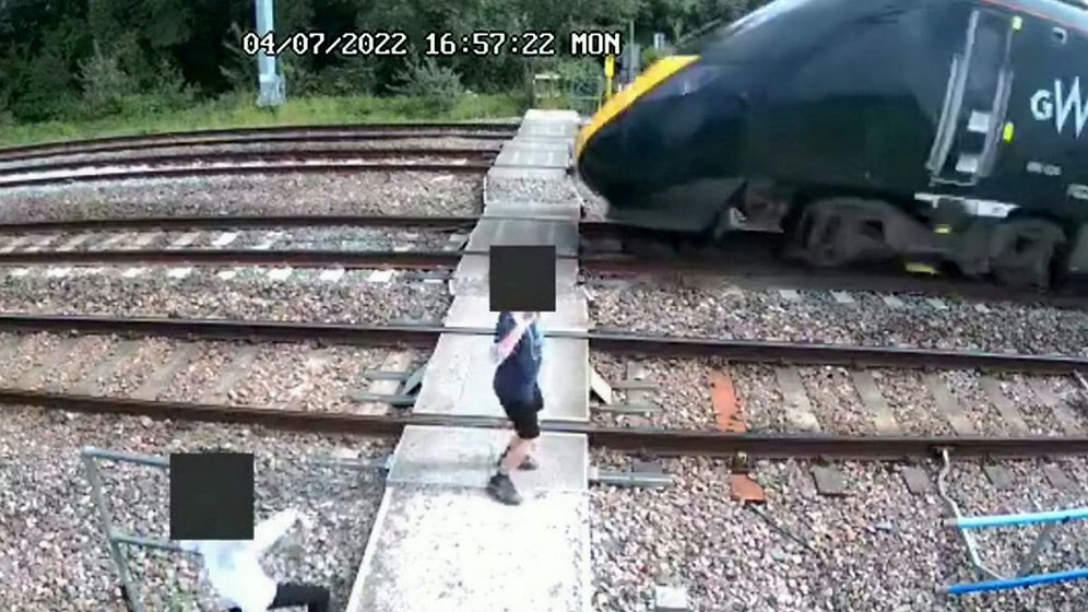 200 Kilometre Hızla Gelen Trenin Önünde Ölümle Dans Eden Gençlerin Korkutan Anları