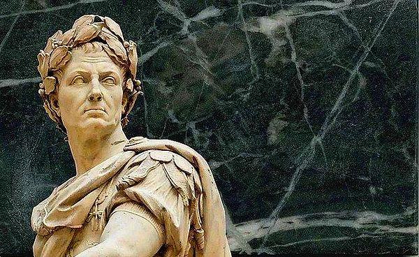 10. Julius Caesar 22 yaşındayken korsanlar tarafından kaçırıldı. Karizması sayesinde korsanlar ona arkadaş gibi davrandı. Hatta Caesar fidyesini ikiye katlamaları konusunda korsanlara ısrar etti.