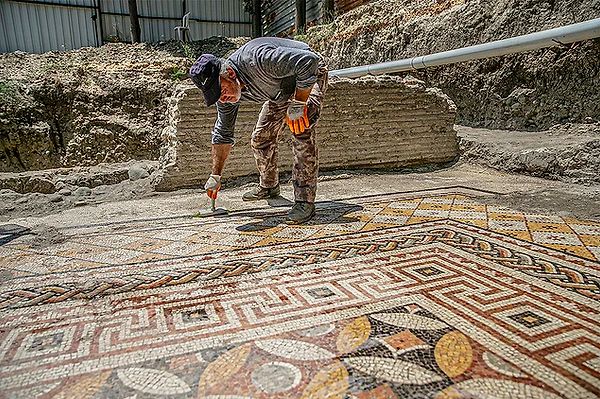 17. Hatay'da bir inşaatın altından Roma zamanından kalma desenli bir mozaik bulundu.