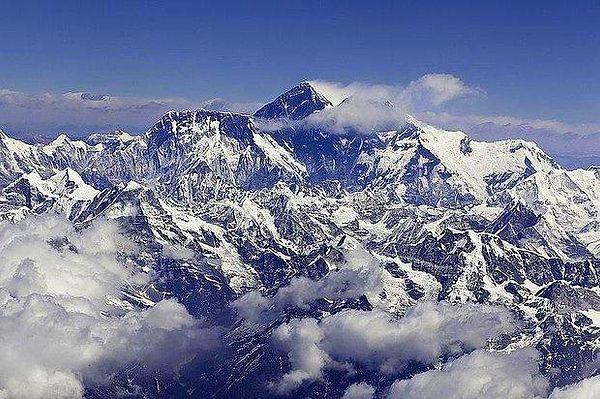 7. Everest Dağı'nın zirvesinde yaklaşık 200 tane kimliği belirlenmemiş ceset vardır.