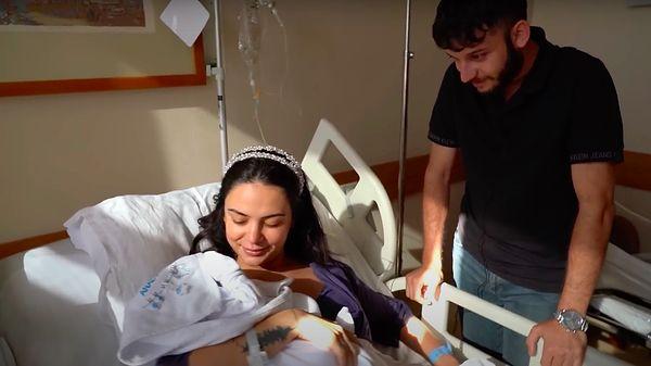 Ameliyathanede son kontrolleri yapılan ve odaya çıkartılan Ece Ronay da küçük ailesine kavuştu. Gözyaşlarını tutamayan Ronay, takipçileriyle bir başka haberi de paylaştı!