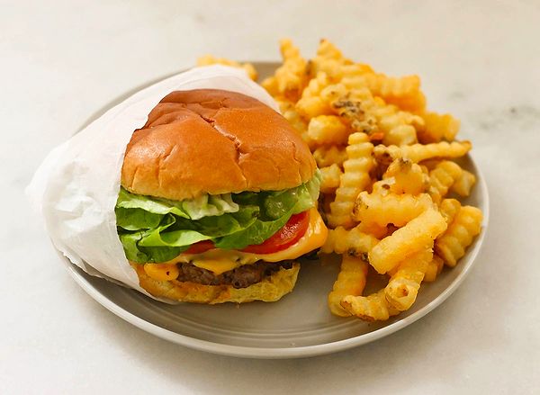 11. Düzenli olarak fast food yemek, karaciğer üzerinde hepatit ile aynı etkiye sahiptir! Bir aylık fast food yemek, yağ ve doymuş yağ miktarı nedeniyle karaciğerinizde önemli değişikliklere neden olabilir. Karaciğer enzimlerindeki bu değişiklikler hepatitin etkilerine benzer.