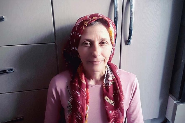 Evrensel'e konuşan Elif, her şeyi bir bir anlattı. Kızının iddiasına göre, korunma kararına rağmen tehditler devam edince tekrar savcılığa giden anne-kız, “Koruma kararı yetmiyor tehditleri devam ediyor, tutuklamıyorsunuz bari elektronik kelepçe takın, bu adam daha önce de birini öldürmeye teşebbüsten içeride yattı” sözleriyle durumlarını savcıya anlattı.