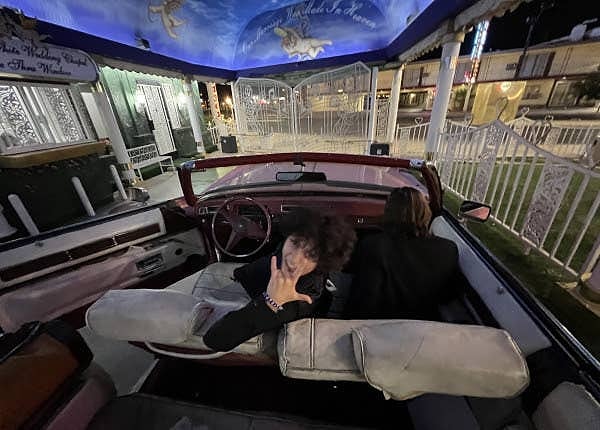 "Итак, у нас были лучшие свидетели, которых вы только можете себе представить, платье из старого фильма и куртка из шкафа Бена, мы прочитали наши клятвы в маленькой часовне и подарили друг другу кольца, которые будем носить всю оставшуюся жизнь. У них даже был Bluetooth для (короткого) марша до алтаря. В итоге это была лучшая свадьба, которую мы могли себе представить. Та, о которой мы мечтали давным-давно, и та, которая стала реальностью (в Лас-Вегасе, розовом кабриолете и в глазах друг друга)".