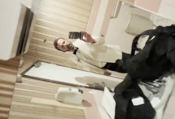 "Когда любовь настоящая, единственное, что имеет значение в браке, - это мы сами и обещание любить, заботиться, понимать, быть терпеливыми, любящими и добрыми друг к другу. У нас это было. И многое другое. Лучшая ночь в нашей жизни. Спасибо Маленькой Белой свадебной часовне за то, что позволили мне воспользоваться комнатой отдыха, чтобы переодеться, пока Бен переодевался в мужском туалете".