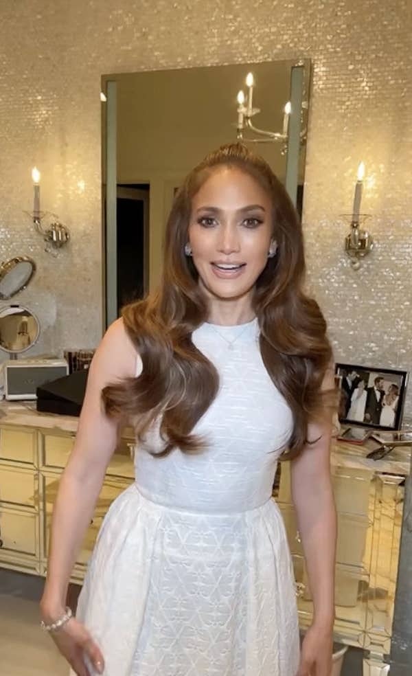 "Любовь - великая вещь, может быть, лучшая из вещей, и ее стоит ждать.С любовью, миссис Дженнифер Линн Аффлек".