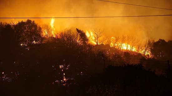 Çeşme'de Yangın! 8 Ev Tedbir Amacıyla Boşaltıldı