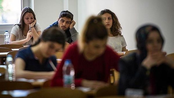 Sınavın ikinci oturumu olan ve öğrencilerin üniversite tercihlerinde belirleyici rol oynayan AYT’de ise durum daha da kötüye gitti.