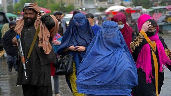 10 yaşından büyük kızların ve kadınların eğitim hakkının olmadığını açıklayan Taliban, aynı zamanda kadınların hiçbir yerleri görünmeyecek şekilde burka giymelerini emretti.