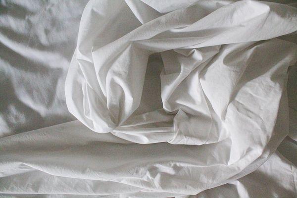 11. Eğer geceleri sıcaktan uyuyamıyorsanız, çamaşır makinesinden yeni çıkmış nemli çarşaflarla uyumayı deneyin.