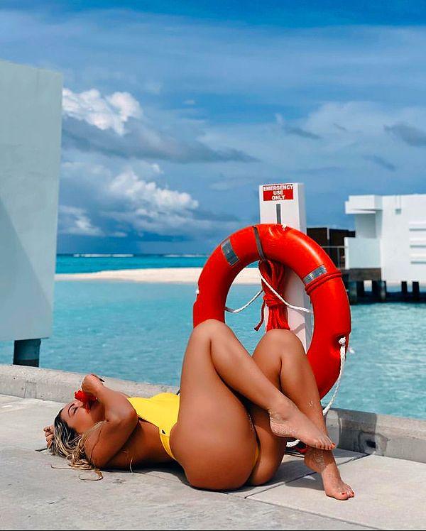 Model daha önce Brezilya'da bir plajda tanga mayo giydiği için üç kadın tarafından küçük düşürülmüştü.